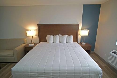 Sandhill Inn & Suites - image 10