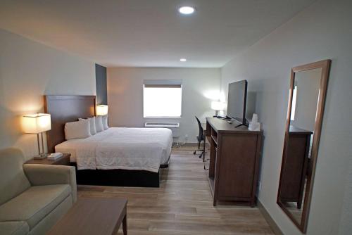 Sandhill Inn & Suites - image 2