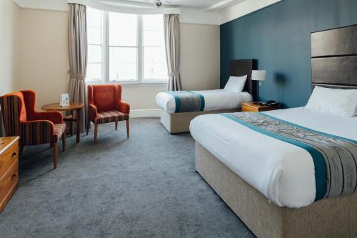 1 queen bed, 1 twin bed