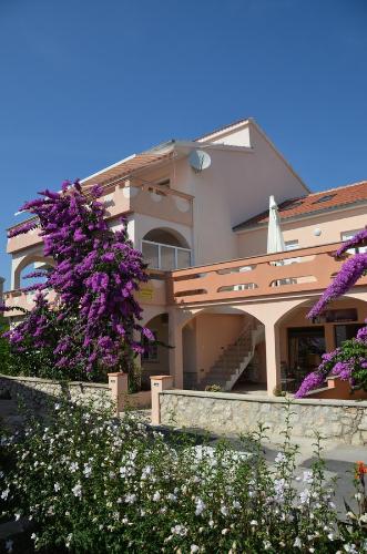  Apartments Jadranka, Pension in Novalja