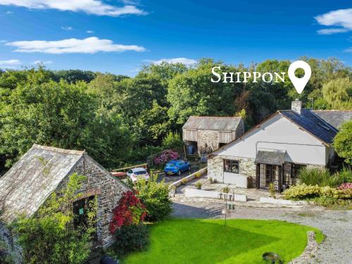 Shippon, Nr Barnstaple with outdoor seasonal pool, free wifi and on-site parking
