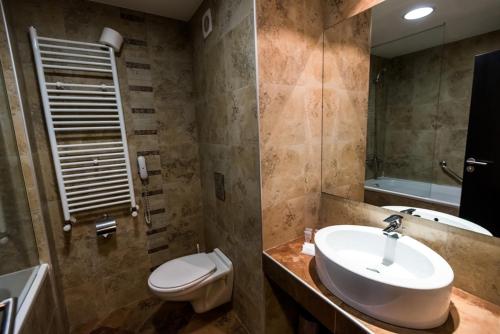 Deluxe Double or Twin Room image 2