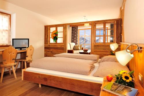 1 queen bed, 2 sofa beds