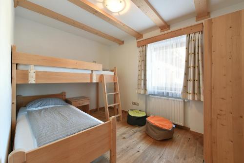 1 queen bed, 2 bunk beds