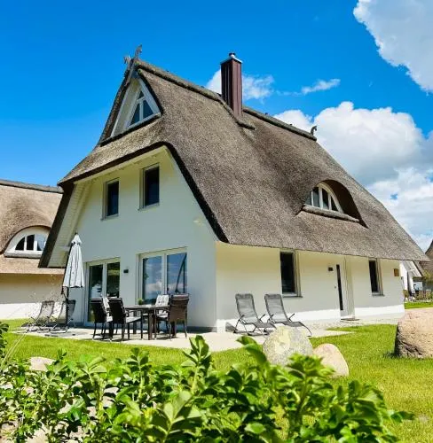Reetdach-Ferienhaus "ANNI" mit direktem Meerblick, Sauna und Kamin in Pepelow, Deutschland