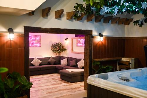 607403000 South Causey Inn
