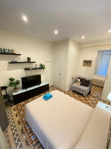 Rooms Balmes - Tap to explore photos