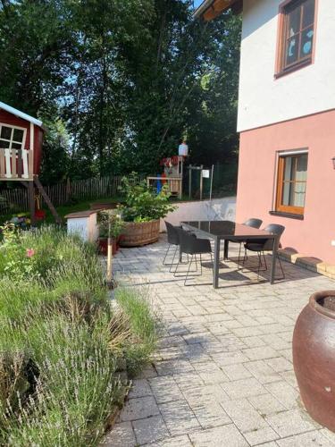 Dārzs, AlbPanorama Fewo mit Infrarotsauna und Gartenblick in Hohenstein (Reutlingen)