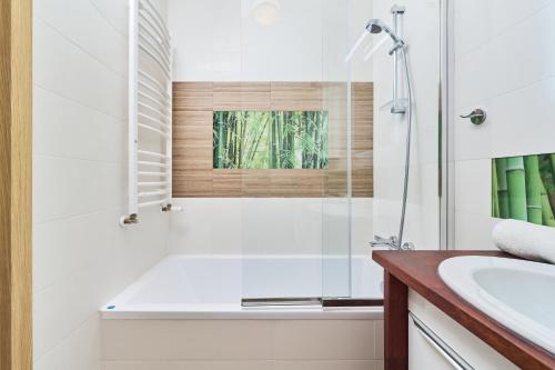 Wrocław Rose Apartments by Renters - image 2