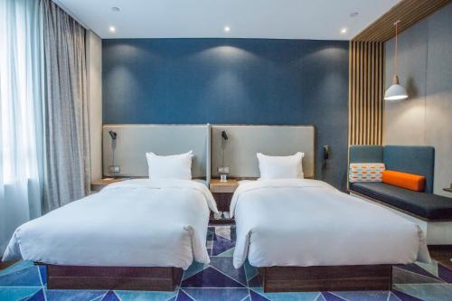 Standard Twin Room image 3