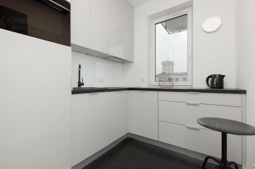 Minimalist Apartment in Łódź With Parking Near Łódź Kaliska by Noclegi Renters