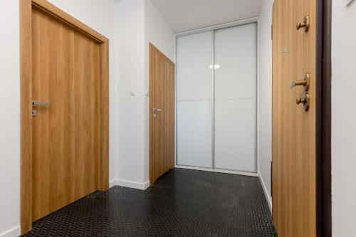 Minimalist Apartment in Łódź With Parking Near Łódź Kaliska by Noclegi Renters