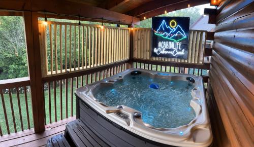Cabin with New Hot Tub, Near Dollywood .2BD.2BA.Sleeps6.BBQ, Sevierville