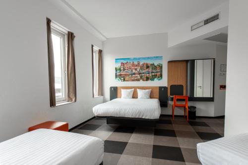 1 queen bed, 2 twin beds