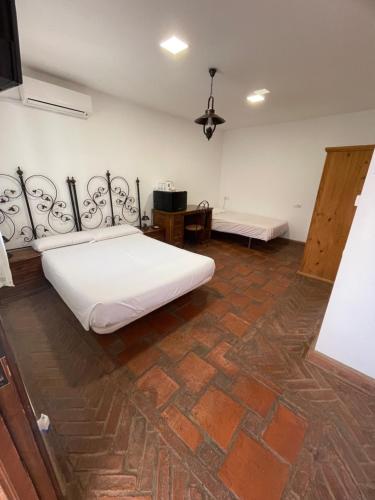 1 double bed, 1 twin bed
