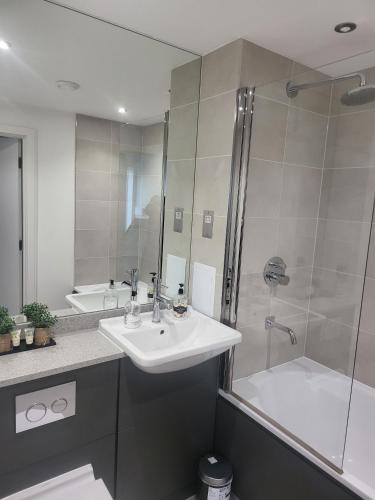 Kayz Lodge- Luxury Ensuite-Private & Shared Accommodation in a New House at the Olympic village overlooking Stratford Westfield and Tube Station, Londyn (zdjęcie 3)