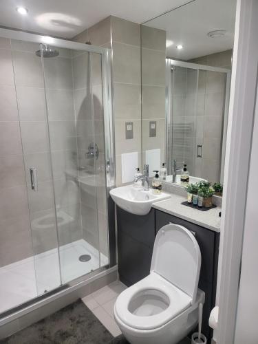 Kayz Lodge- Luxury Ensuite-Private & Shared Accommodation in a New House at the Olympic village overlooking Stratford Westfield and Tube Station, Londyn (zdjęcie 5)