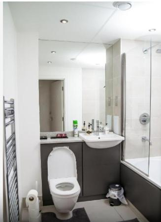 Kayz Lodge- Luxury Ensuite-Private & Shared Accommodation in a New House at the Olympic village overlooking Stratford Westfield and Tube Station, Londyn (zdjęcie 6)