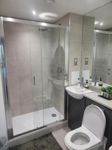 Kayz Lodge- Luxury Ensuite-Private & Shared Accommodation in a New House at the Olympic village overlooking Stratford Westfield and Tube Station, Londyn (zdjęcie 9)