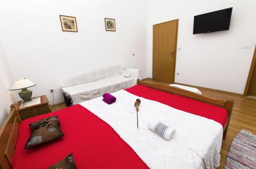 One-Bedroom Apartment image 1