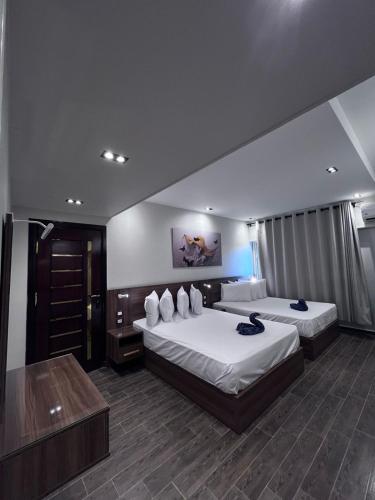 2 queen beds