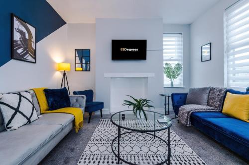 NEW! 3-Bed House in Manchester by 53 Degrees Property, Ideal for Contractors, Business & Long Term, FREE Parking!, Manchester