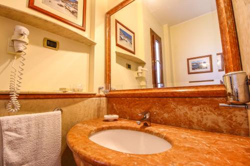 Hotel Il Faro Della Guitgia Tommasino