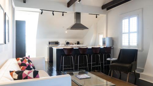 One Bedroom Executive Suite with Kitchen image 4