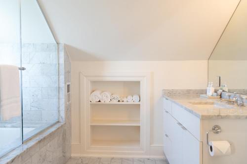 One Bedroom Executive Suite with Kitchen image 6