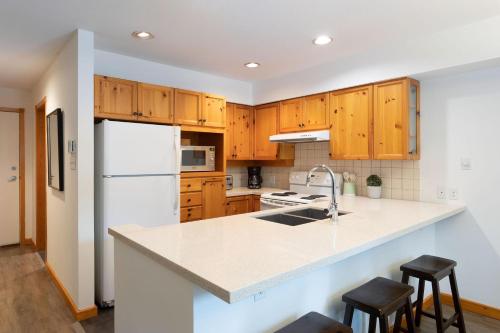 Forest Trails 9 - Walk or Shuttle to Skiing, Fireplace, Private Garage, Free Parking in Whistler, Canada