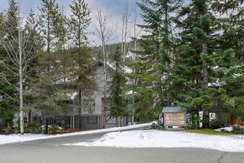 Forest Trails 9 - Walk or Shuttle to Skiing, Fireplace, Private Garage, Free Parking in Whistler, Canada