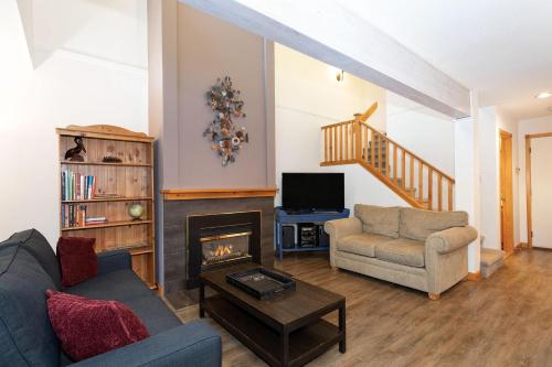 Forest Trails 9 - Walk or Shuttle to Skiing, Fireplace, Private Garage, Free Parking in Whistler, Canada