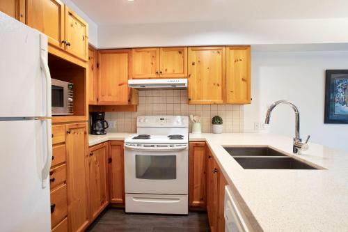 Forest Trails 9 - Walk or Shuttle to Skiing, Fireplace, Private Garage, Free Parking in Whistler, Canada
