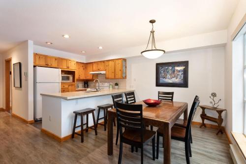 Forest Trails 9 - Walk or Shuttle to Skiing, Fireplace, Private Garage, Free Parking in Whistler, Canada