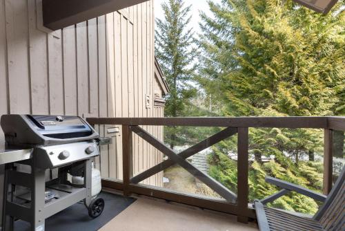 Painted Cliff 4 - Pet-Friendly, Ski-in-Ski-Out, Secure Parking, Communal Hot Tub in Whistler, Canada