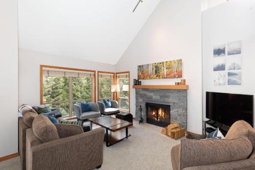 Painted Cliff 4 - Pet-Friendly, Ski-in-Ski-Out, Secure Parking, Communal Hot Tub in Whistler, Canada