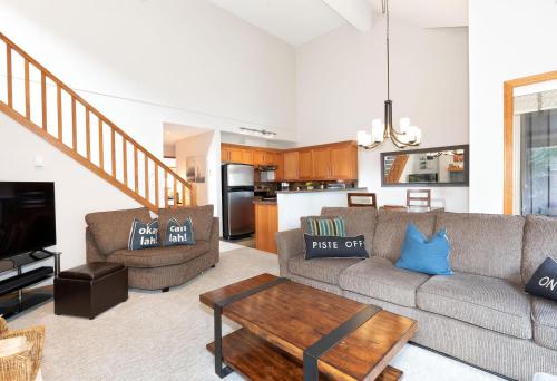 Painted Cliff 4 - Pet-Friendly, Ski-in-Ski-Out, Secure Parking, Communal Hot Tub in Whistler, Canada