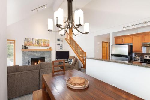 Painted Cliff 4 - Pet-Friendly, Ski-in-Ski-Out, Secure Parking, Communal Hot Tub in Whistler, Canada