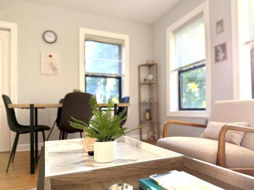 Central 1BR Retreat Cozy & Inviting Near Loyola in Chicago, USA