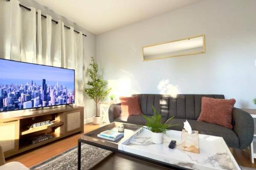 Central 1BR Retreat Cozy & Inviting Near Loyola in Chicago, USA