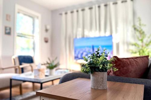 Central 1BR Retreat Cozy & Inviting Near Loyola in Chicago, USA