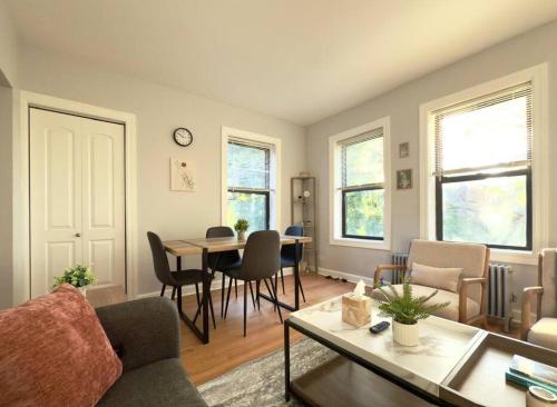 Central 1BR Retreat Cozy & Inviting Near Loyola in Chicago, USA