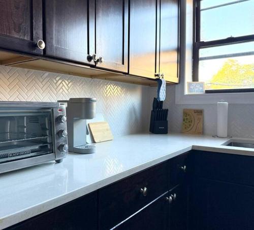 Central 1BR Retreat Cozy & Inviting Near Loyola in Chicago, USA