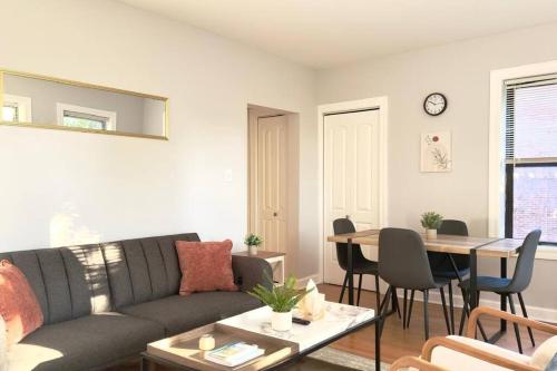 Central 1BR Retreat Cozy & Inviting Near Loyola in Chicago, USA