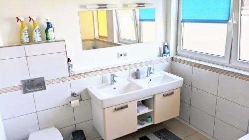 Moderne Einliegerwohnung am Wald in Langenfeld, Deutschland