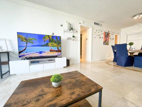 Heated Pools & Beach Your Ideal Hollywood Stay! in Hollywood, USA