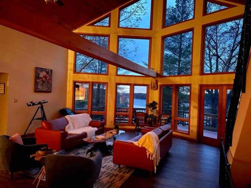 Stunning Lake House Cabin & Private Dock!