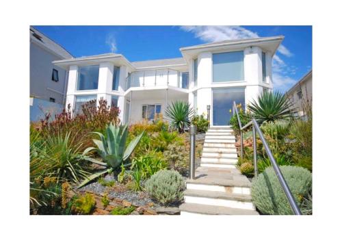 Ocean View, 5 bedrooms sleeps 10, stunning views, parking x4, Mevagissey