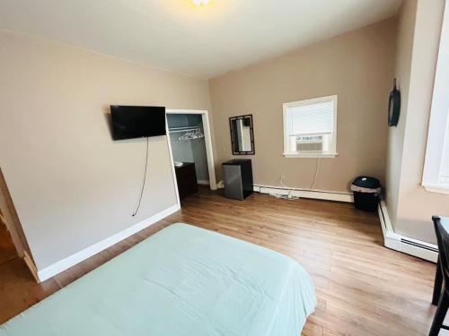 Nice big room near Whole Foods, Brown University with shared bathroom and kitchen in Providence, USA