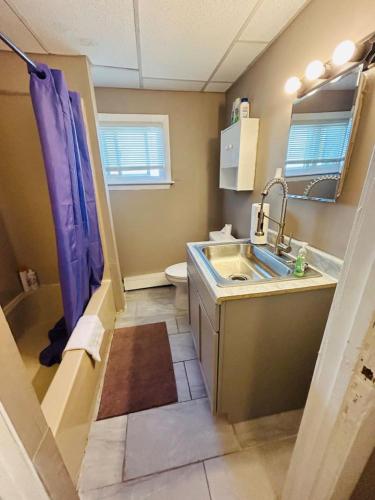 Nice big room near Whole Foods, Brown University with shared bathroom and kitchen in Providence, USA